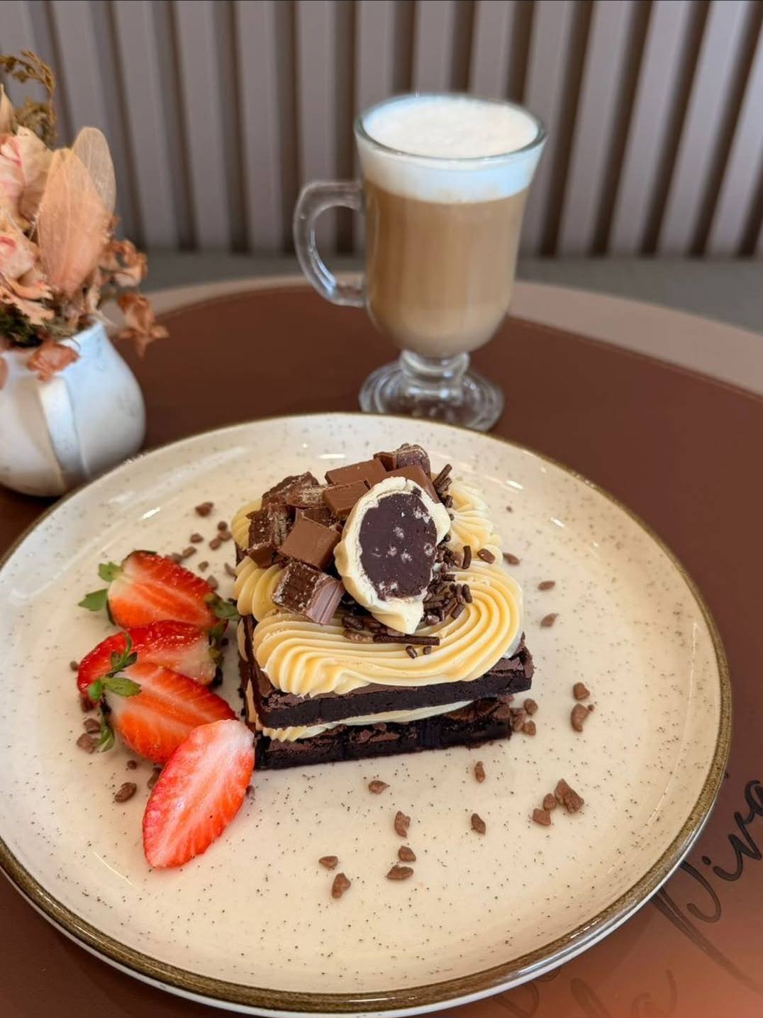 Brownie servido com café e morangos